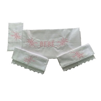 Juego de sábana de canastilla (Rosado letra de molde)